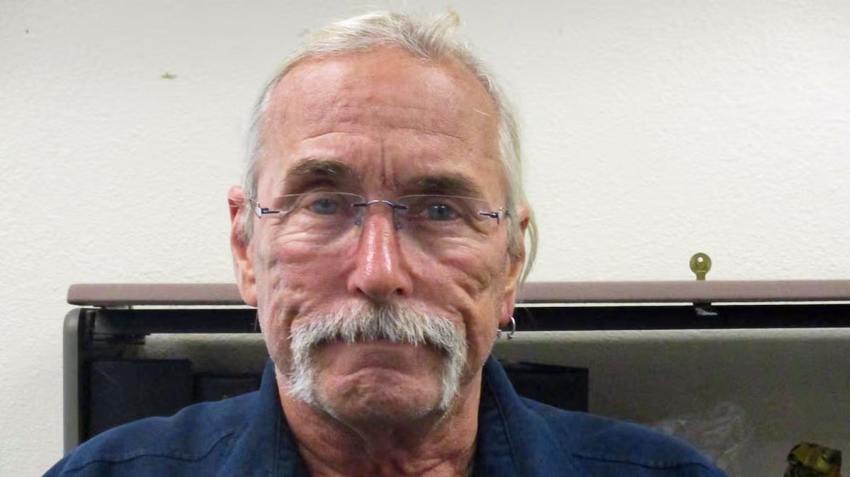 Arizona authorities search for man who threatened to kill Trump during visit to border