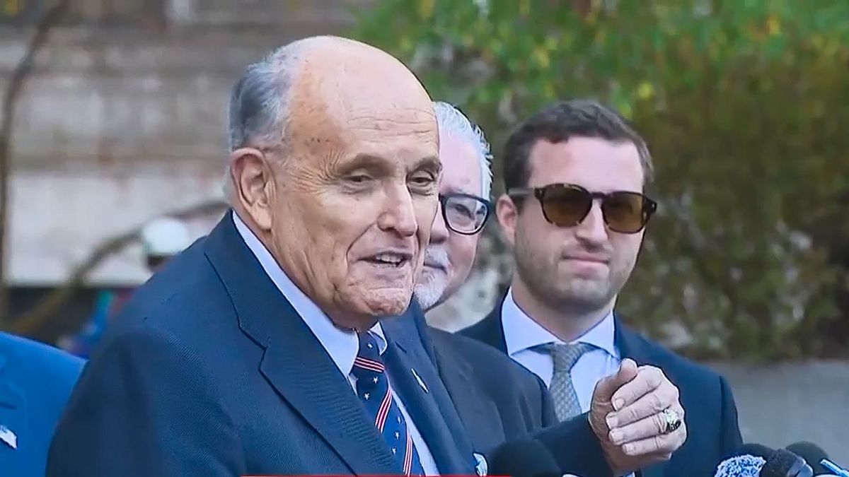 'Not smart': Attorney stunned as Rudy Giuliani holds press conference after court