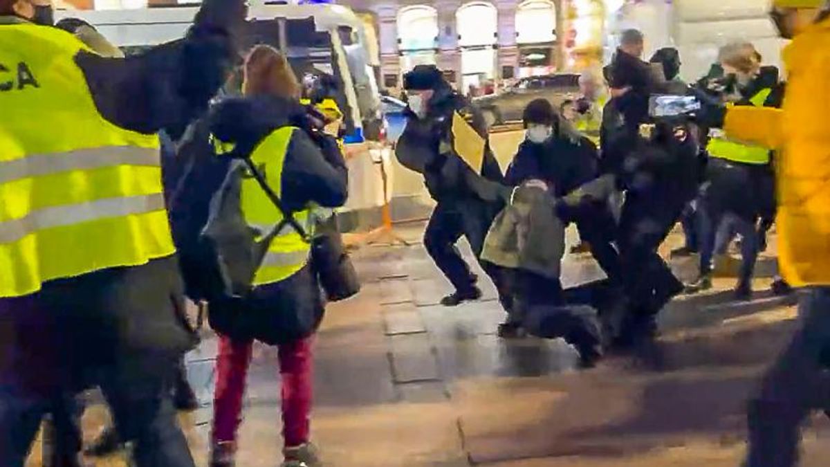 WATCH: Moscow police 'snatch' people chanting 'no to war' as protests break out across Russia
