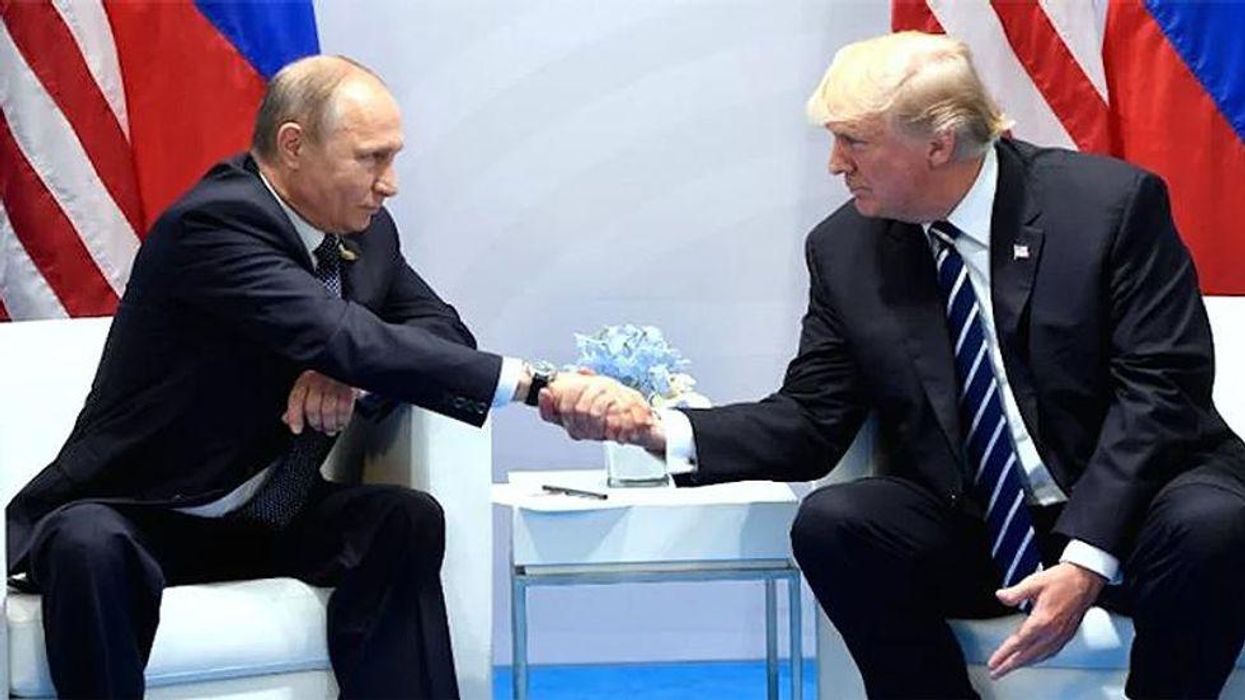 'Nothing to see here': Internet explodes after Trump jet parks next to Russian aircraft