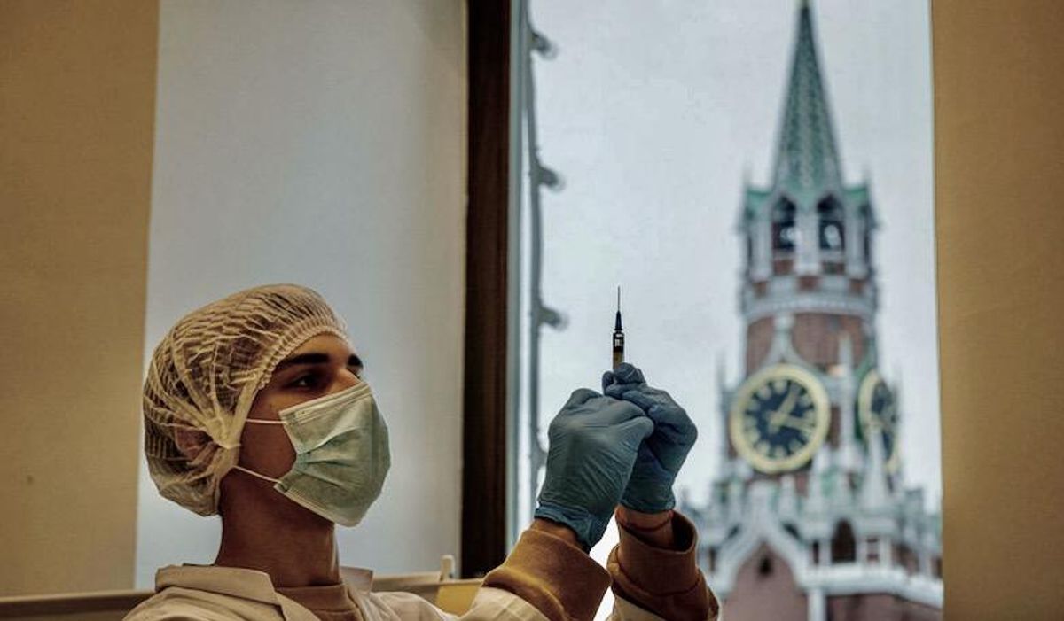 Kremlin blames Russians over slow jab drive as deaths rise