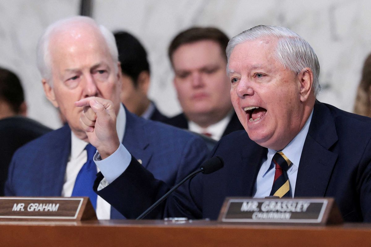 Mockery ensues as whispering Lindsey Graham's Siri loudly announces who he's calling