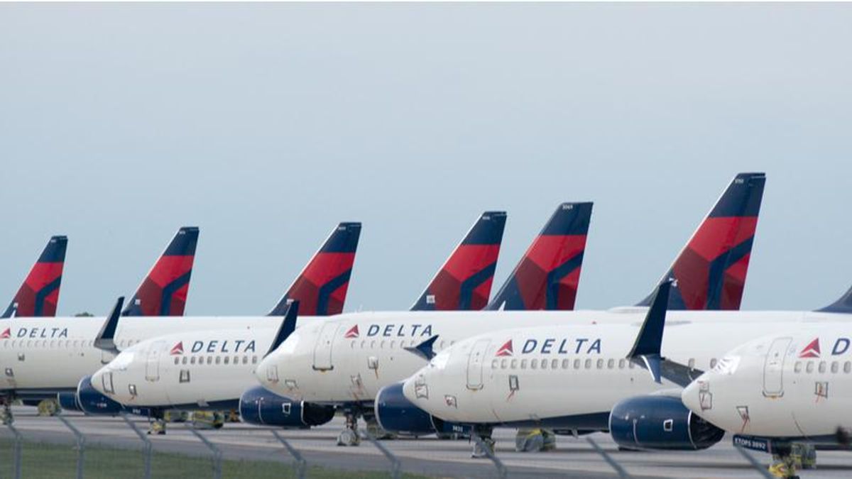 Trump supporters who harassed Mitt Romney and Lindsey Graham at airport placed on Delta's no-fly list