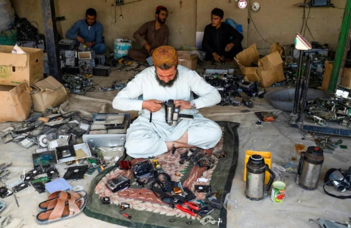 Afghans hunt for gold at the end of the radio