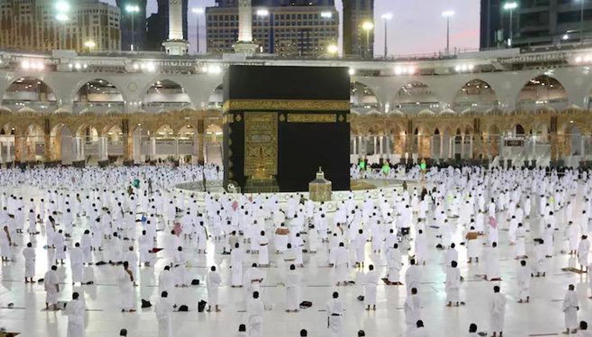 'Immunized' Muslim pilgrims in Mecca as Ramadan begins