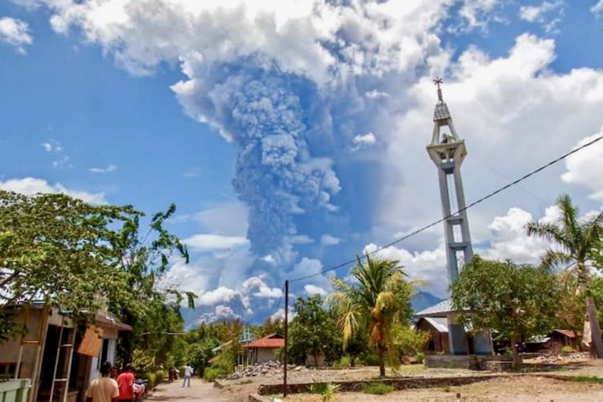 Indonesia volcano belches colossal ash tower
