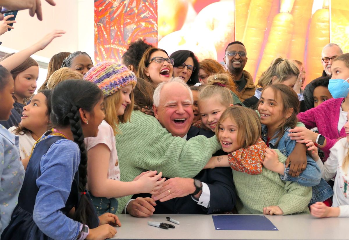 '#BigDadEnergy': Internet claps as Walz pauses event to help rally-goer and pass out water