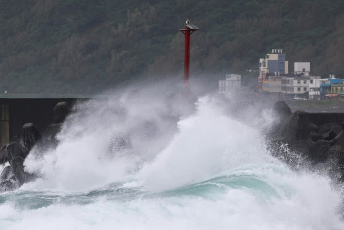 Super Typhoon Kong-rey makes landfall in Taiwan