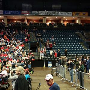 Kaitlan Collins stings Trump with shot of empty seats after he demanded arrests over them