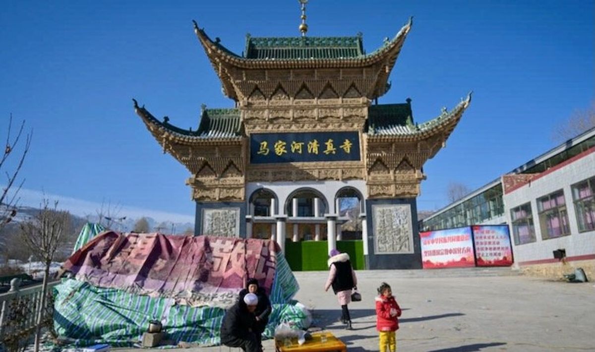 Survivors brave freezing cold after China quake kills 131