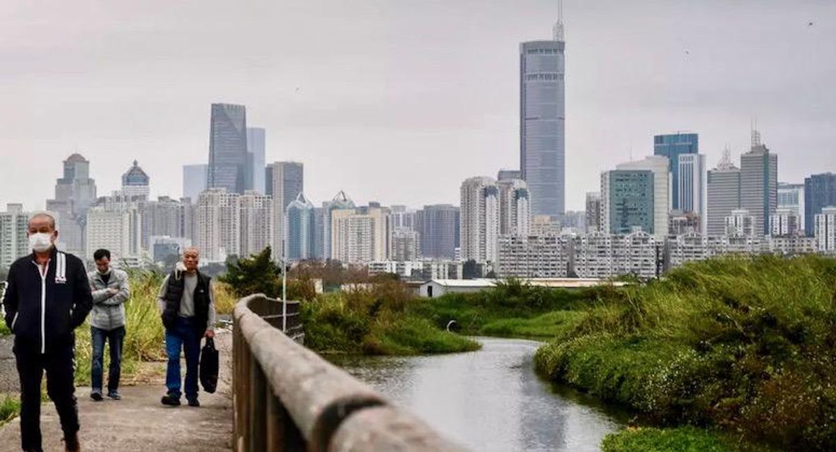 China skyscraper wobbles, spreading panic in downtown Shenzhen