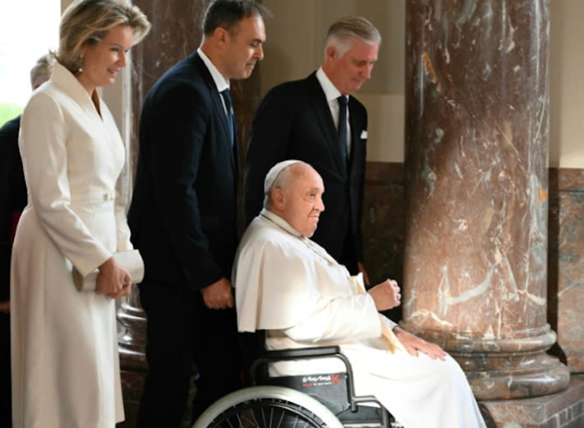 Pope Francis bruises arm in fall at Vatican