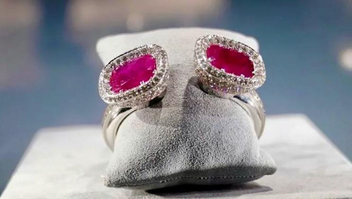 Christie's eyes $2 million for Wallis Simpson bangle at auction