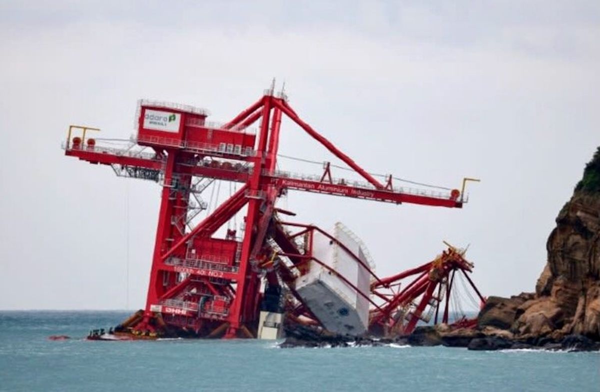 Taiwan races to remove oil from grounded Chinese ship