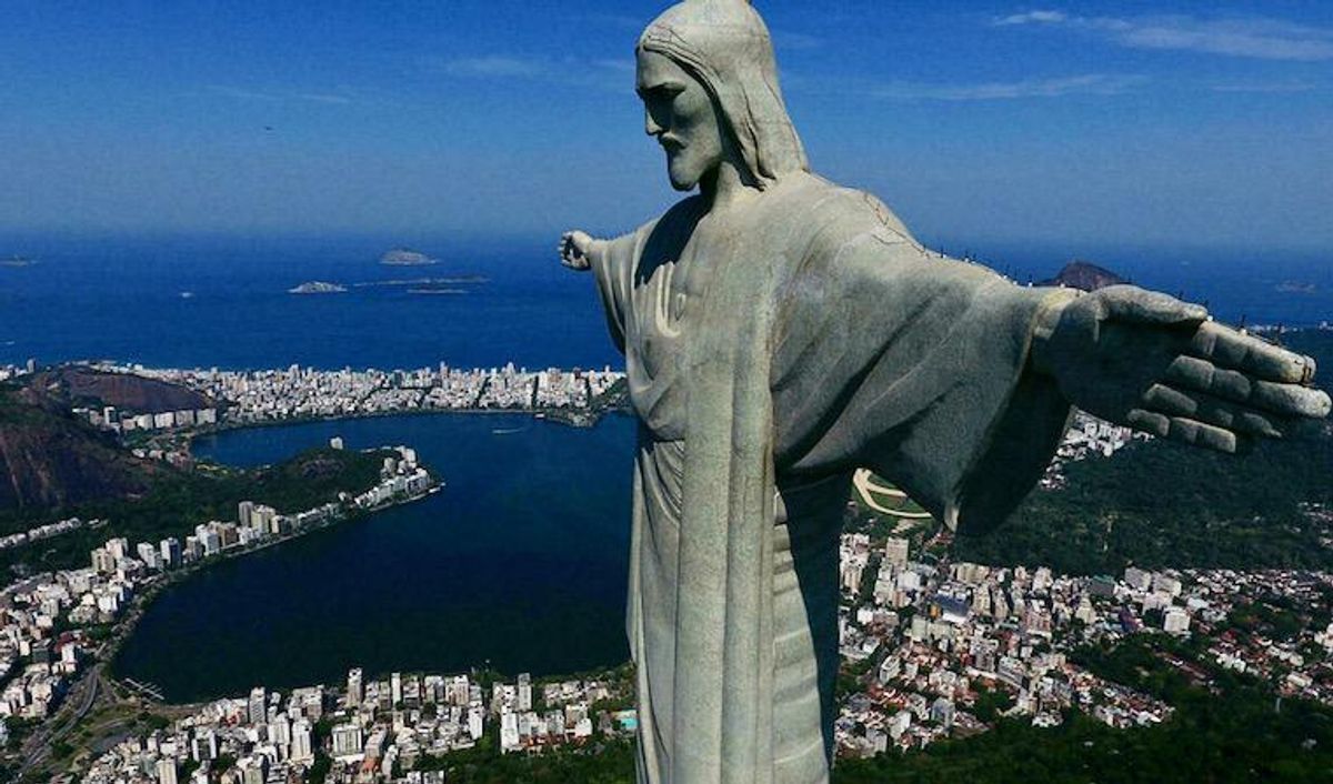 Brazil detains two French travelers for perching atop iconic statue