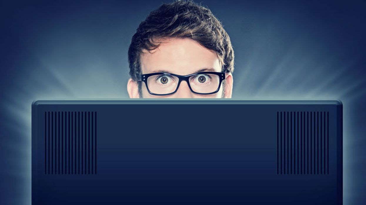 Phony 'news' portals surpass U.S. newspaper sites, researchers say