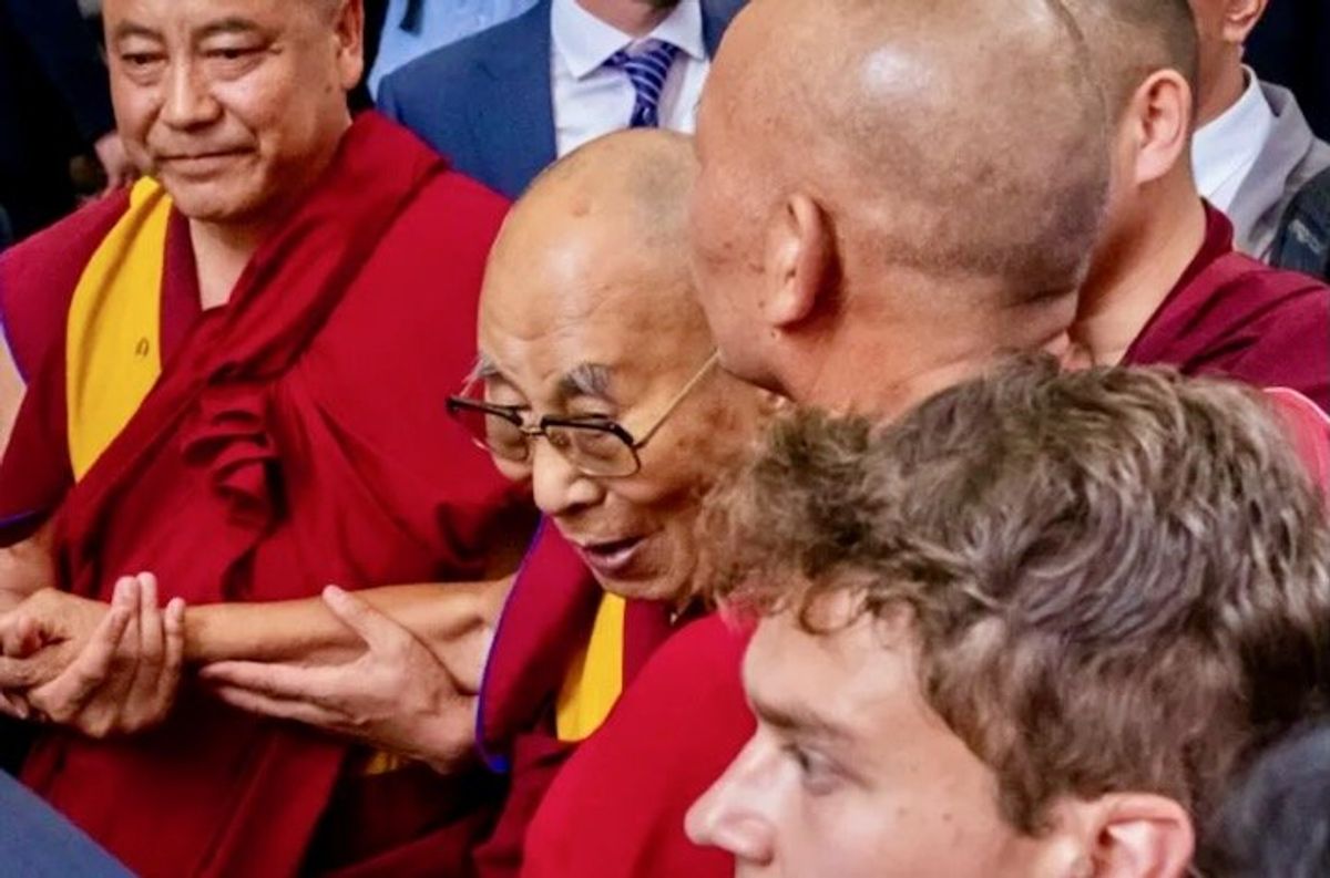 Dalai Lama arrives in U.S. for knee treatment