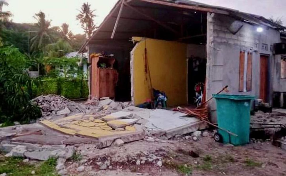 Powerful quake hits off Indonesia, rattles islands