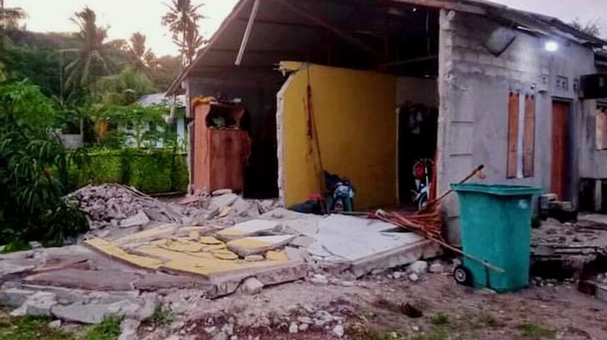 Powerful quake hits off Indonesia, rattles islands
