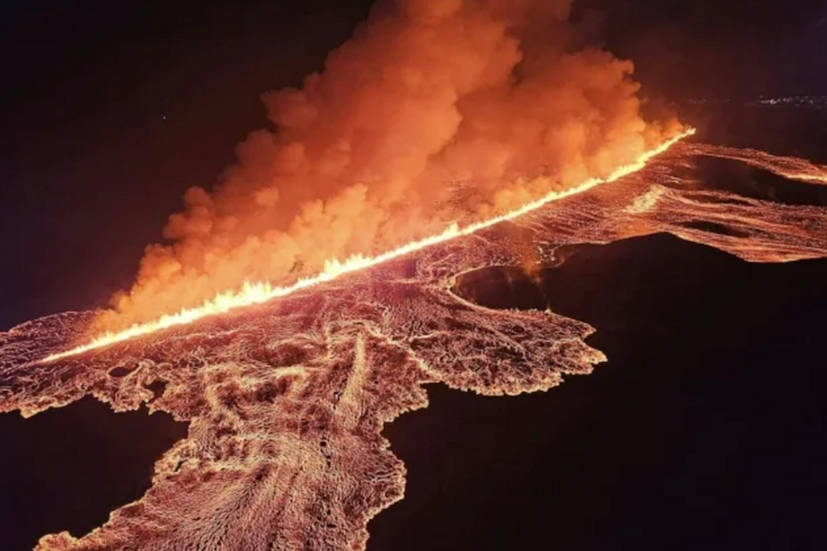 Iceland's volanic eruption expands as lava flows from second fissure
