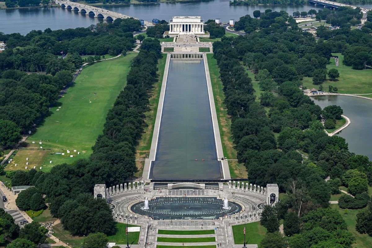 Trump's Reflecting Pool fiasco takes a turn as onlookers zero in on motorcade tire tracks