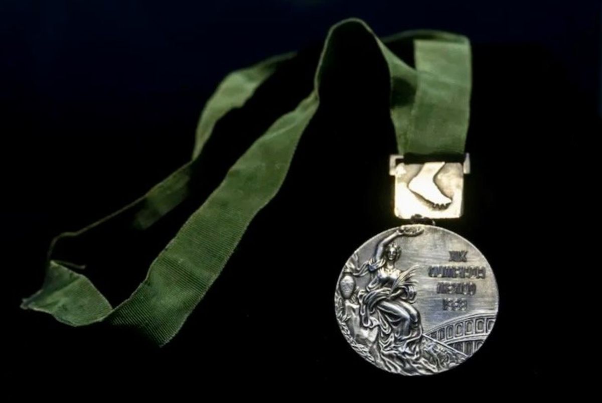 Bob Beamon auctions off 1968 Olympic long jump medal