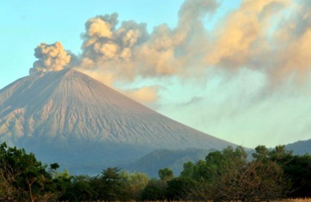 Nicaragua volcano blankets communities in ash
