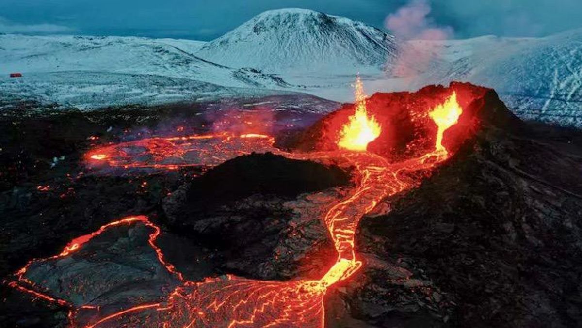 New lava stream flows from Iceland volcano