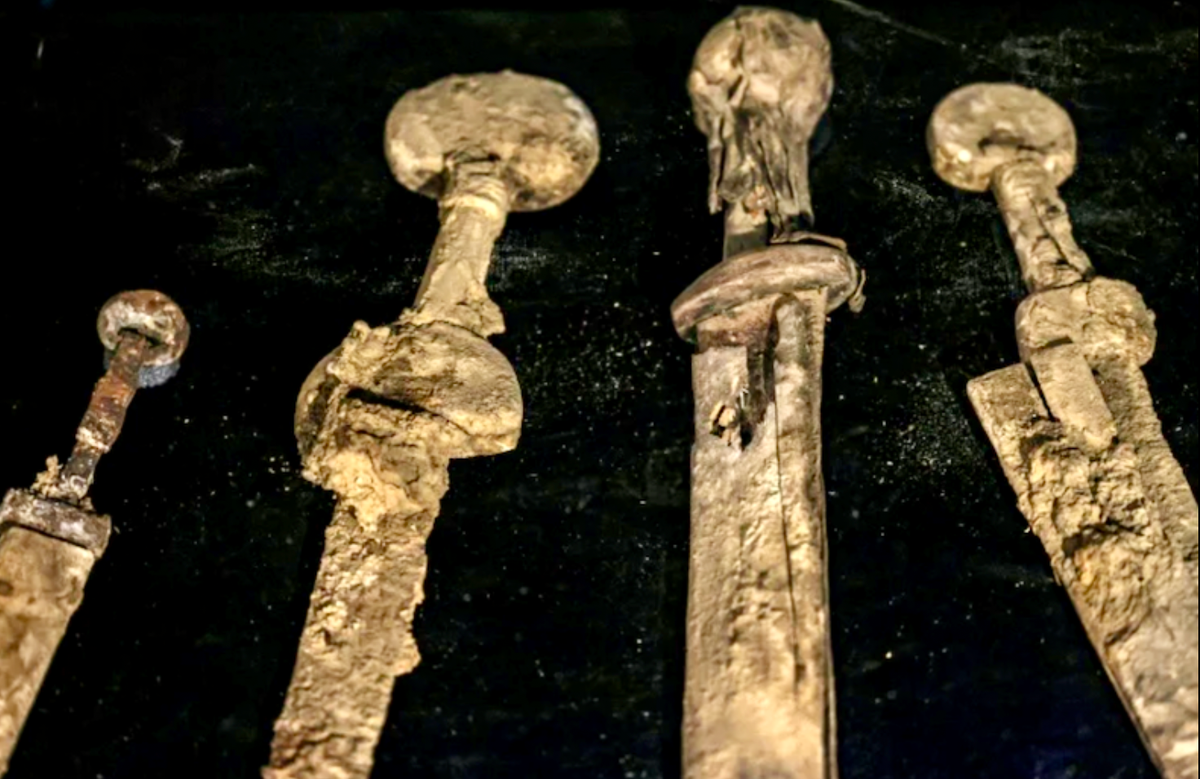 Israel unveils Roman-era weapons found in desert cave