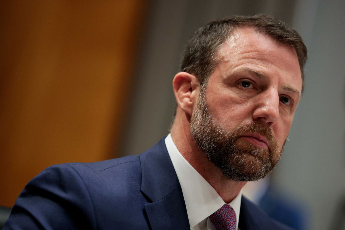 White House insiders throw DHS chief under the bus over threats to cripple air travel