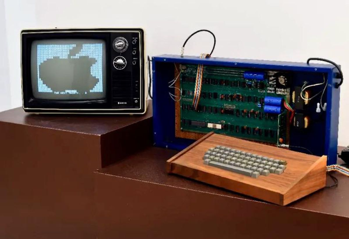 Original Apple computer built by Jobs and Wozniak to be auctioned