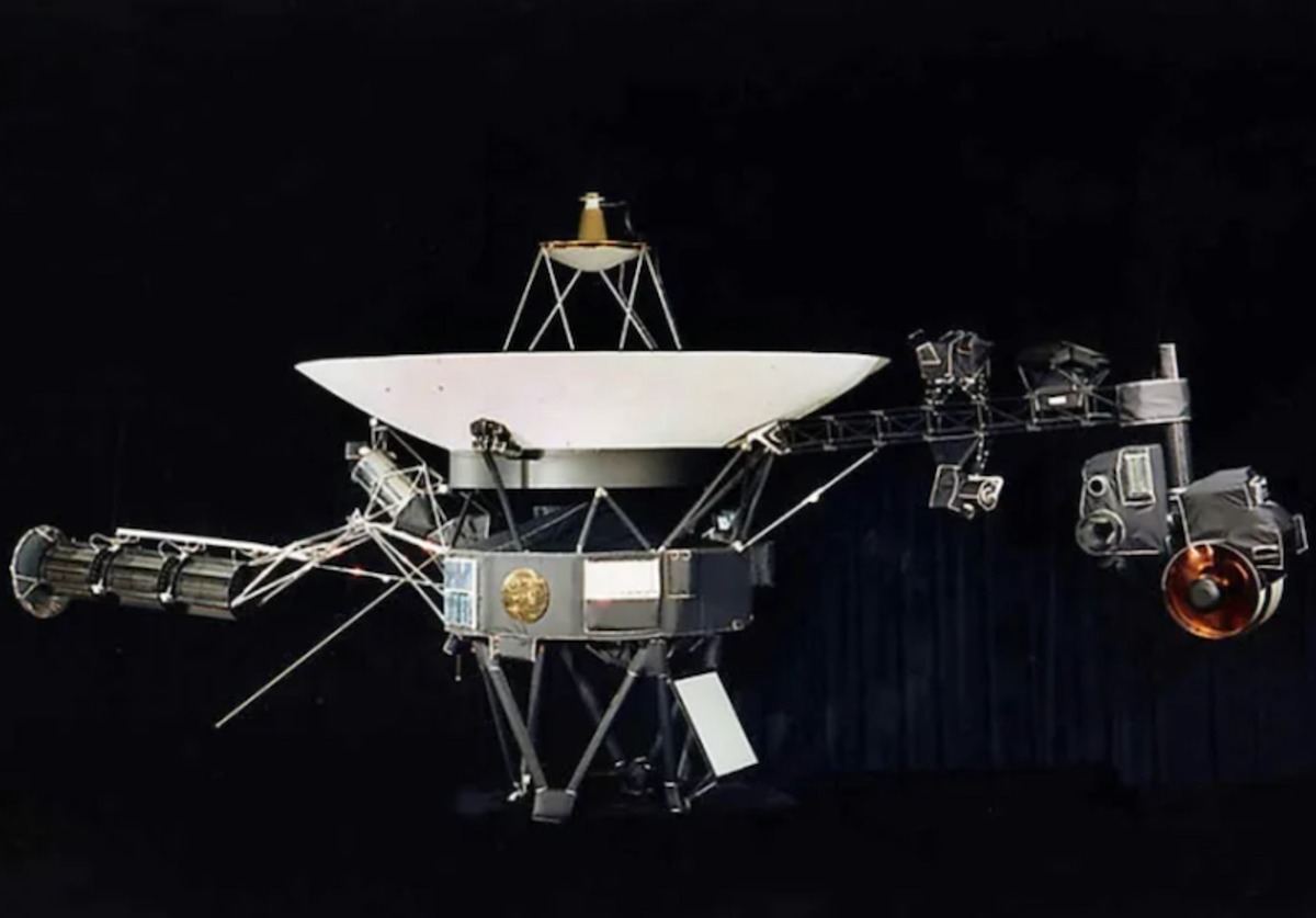 nasa hears from voyager 2