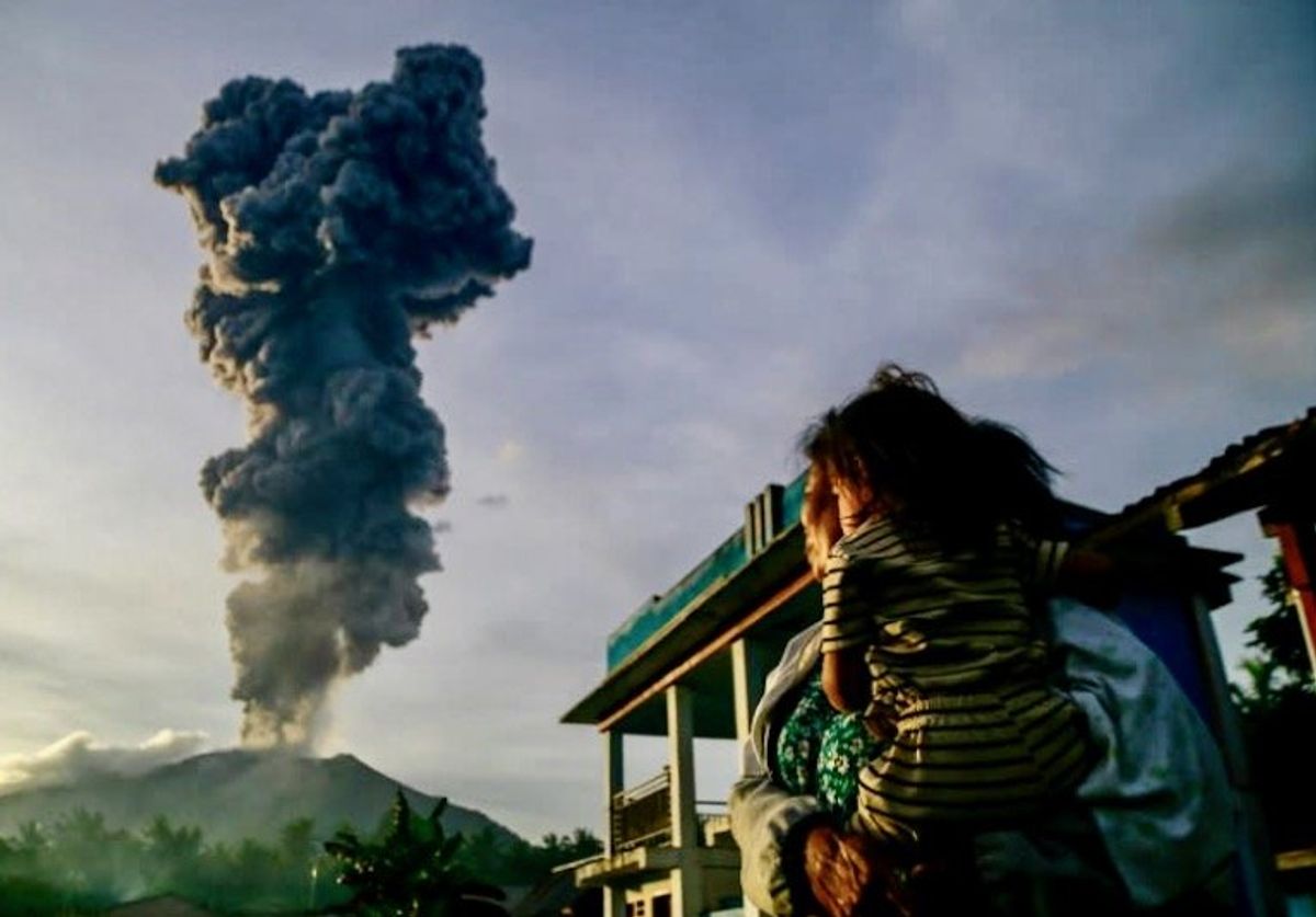 Thousands to be evacuated after Mount Ibu eruption