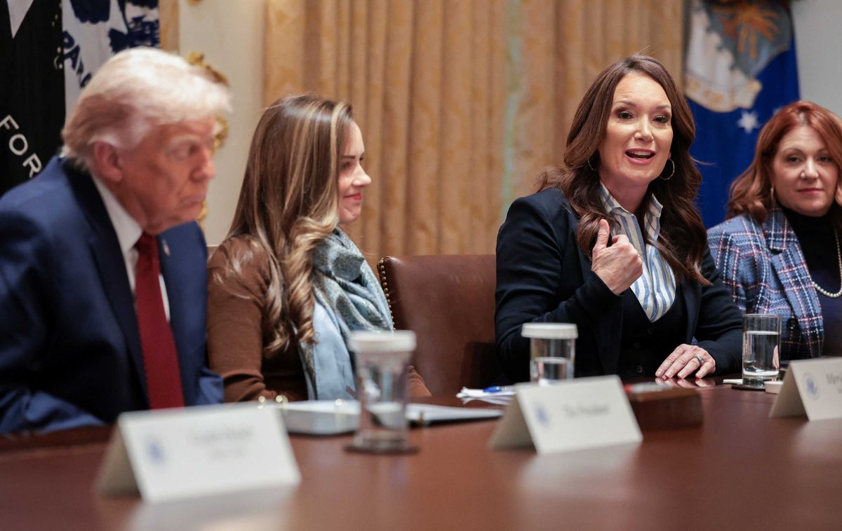 Drowsy Trump caught jerking awake during another Cabinet meeting