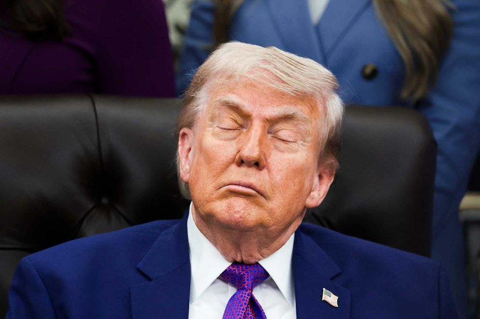 'You absolute moron!' White House fury as Reuters photographer snaps Oval Office pic