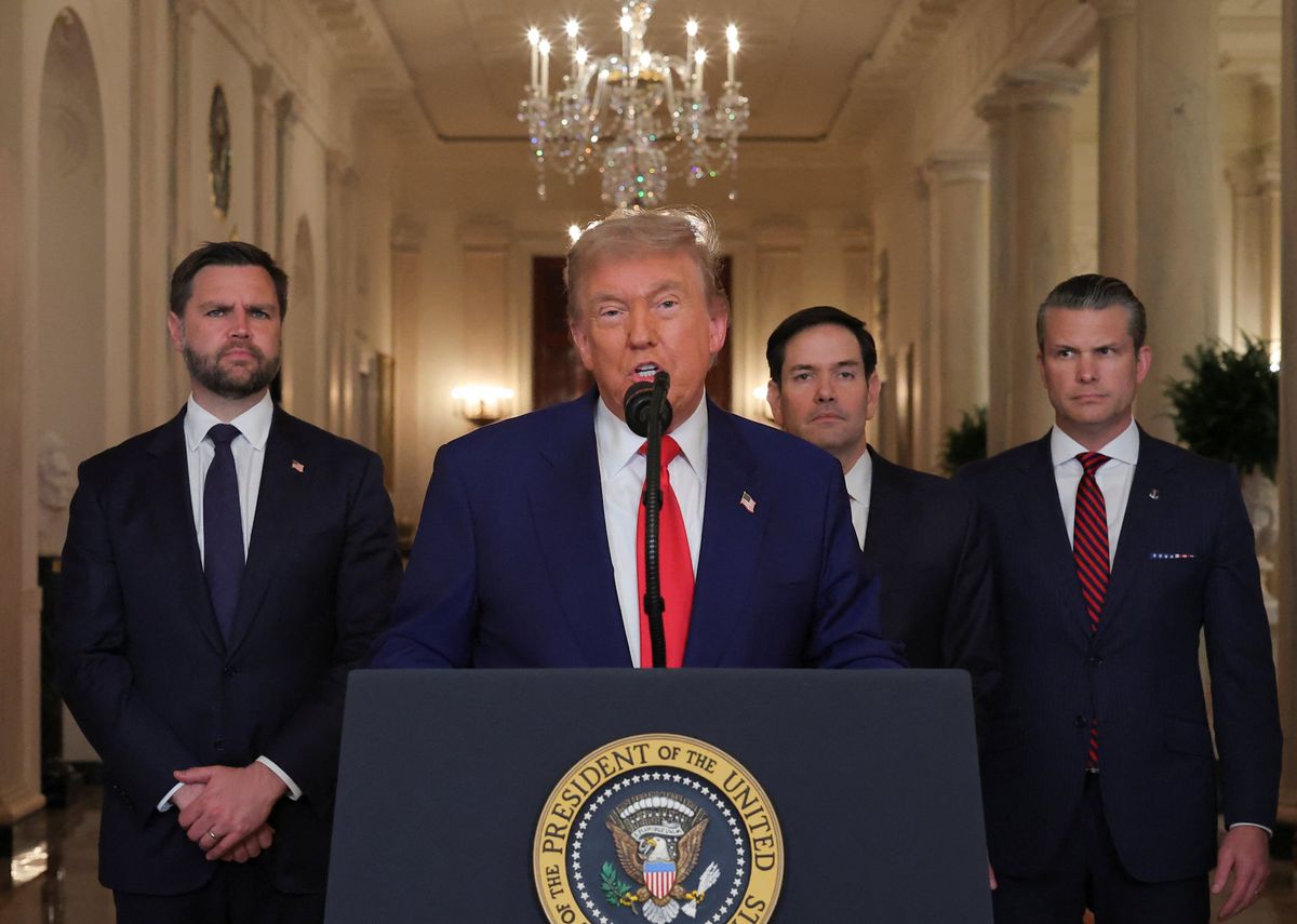 'Coterie of toadies' whispered 'sweet nothings' as Trump went off rails: analyst