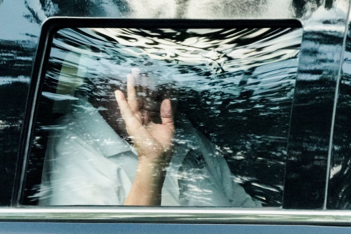 'Is he resigning?' Trump’s Oval Office announcement plans fuel wild rumors