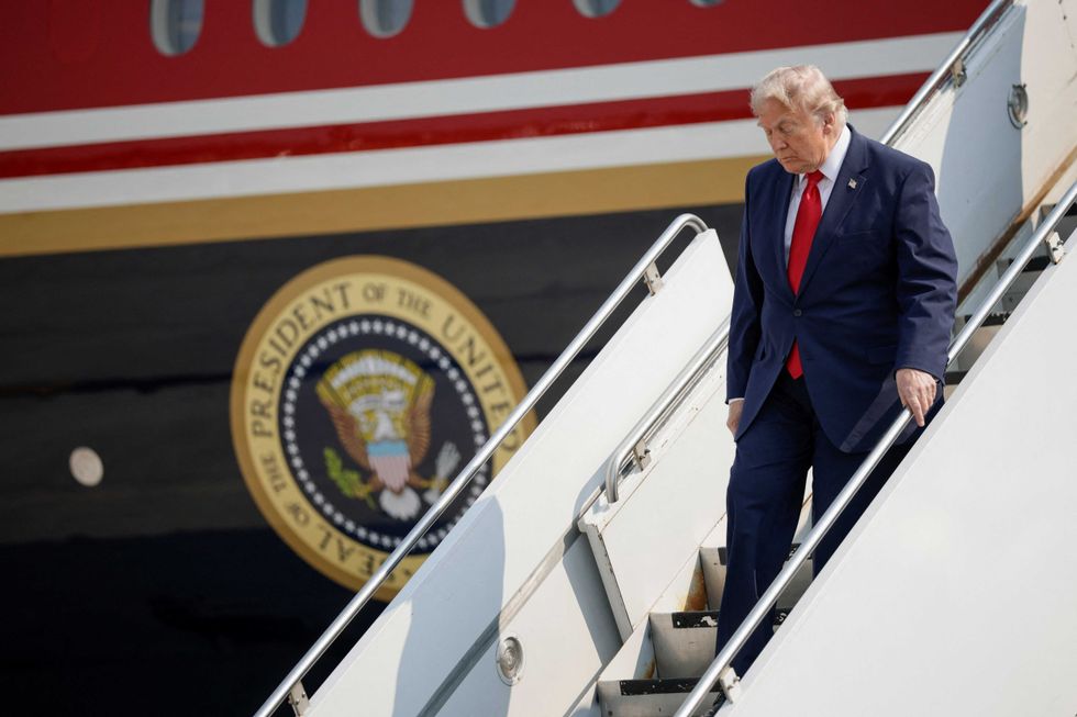 « Renversant » : un historien souligne la frappante ironie du premier voyage de Trump à bord d'un jet qatari
