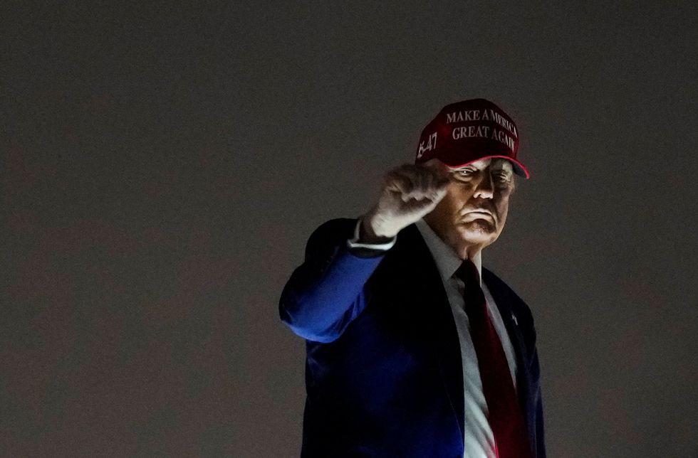 Fox admet une « erreur » après avoir enterré une vidéo de Trump portant une casquette lors d'une cérémonie pour des soldats tombés