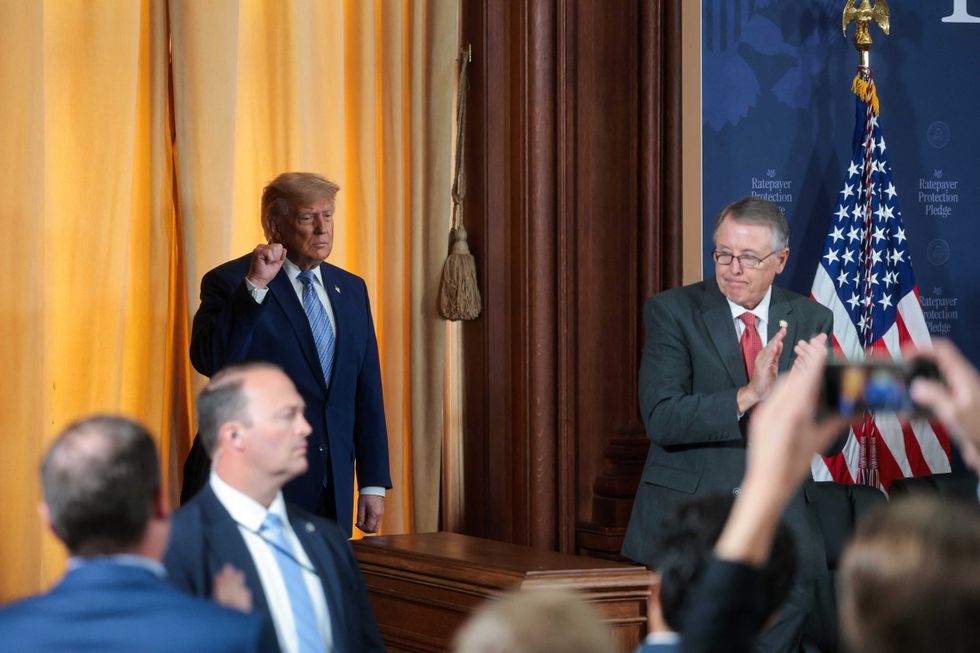 'Just keeps going!' Analysts astounded by 'uncomfortable' Trump ovation