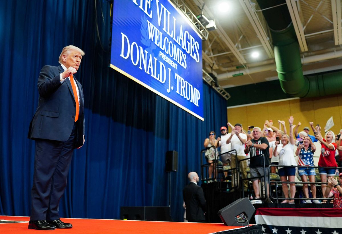 Screaming Trump threatens event venue over soft mic volume