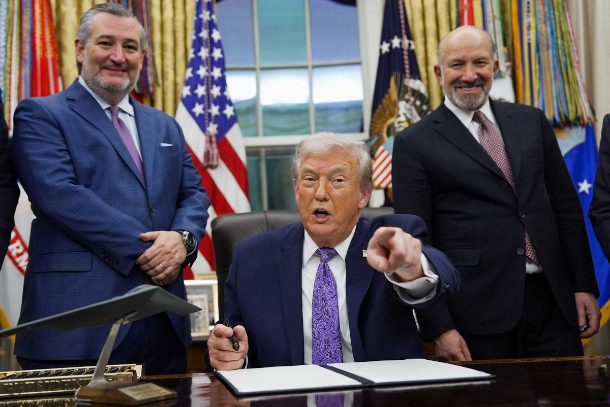 Trump hit with brutal fact-check to his face in the Oval Office