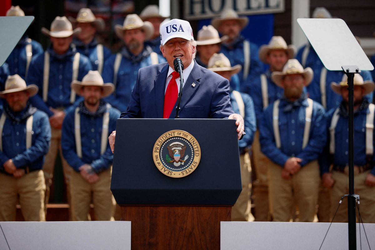 'Wait what?' Onlookers recoil from Trump's bizarre family 'threesome' remarks
