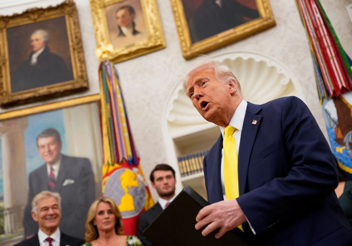 ‘Can’t imagine’: Trump defends ‘honorable’ allies — but can't rule out insider trading