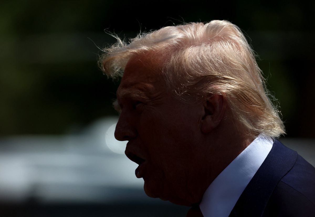 'Pantomime': Ex-judge sounds alarm that Trump 'negotiating a bribe'