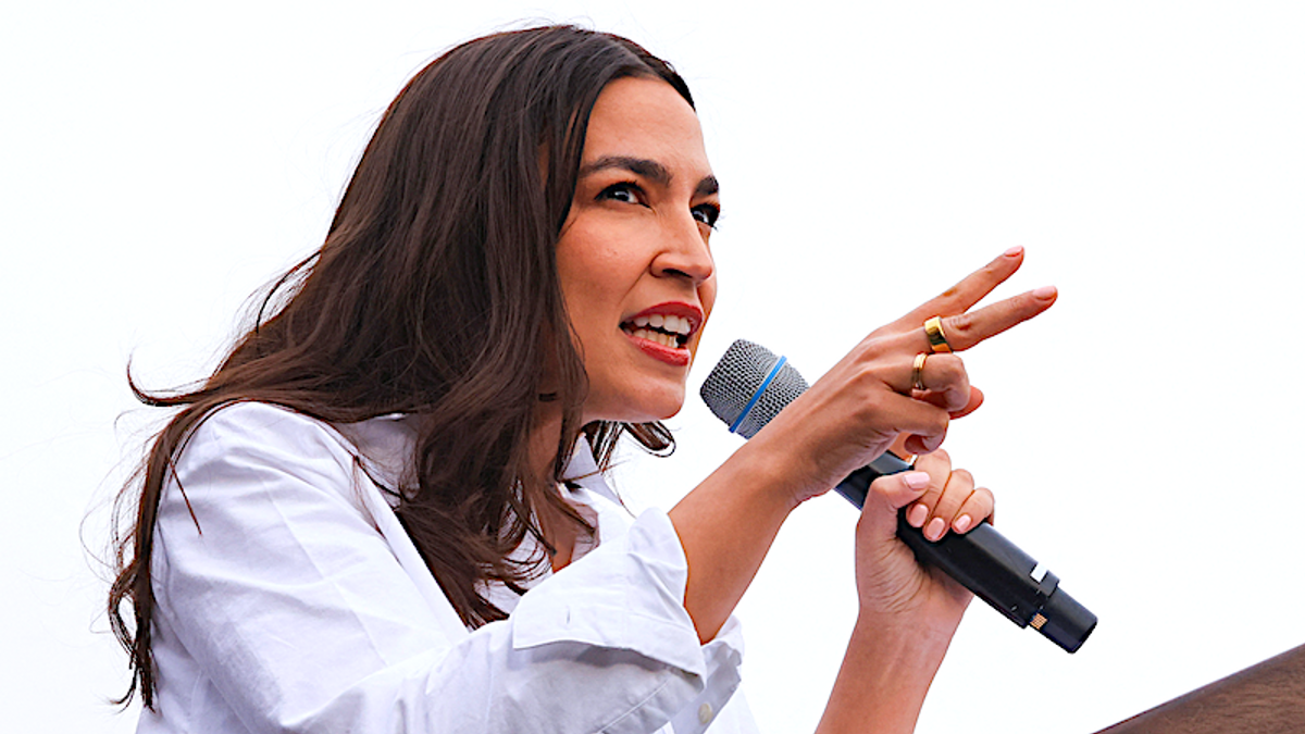 'Turning his back': Ex-senator praises AOC for showing MAGA base Trump's contempt