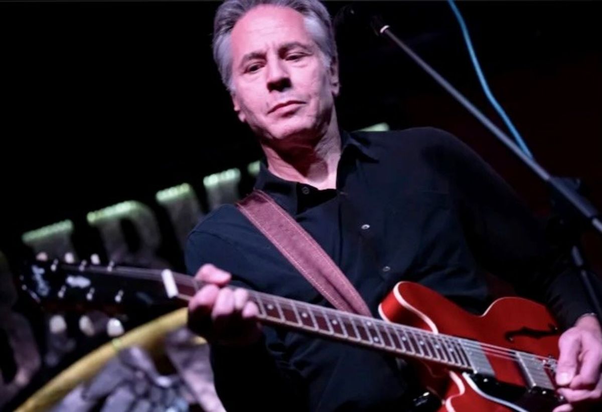 Guitar-playing Blinken sparks criticism in Ukraine