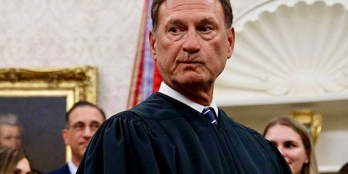 Legal expert draws 'direct line' between Justice Alito's MAGA flag and Trump immunity case