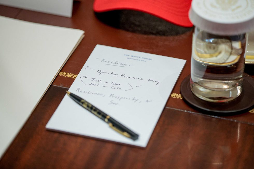 Photographer catches Marco Rubio writing mantra to himself during cabinet meeting