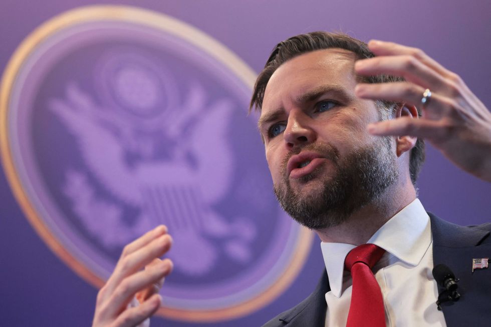 "انقلبت عليه": جي دي فانس يتعرض لسخرية وحشية من الديمقراطيين بعد الإطاحة أخيراً بالرجل القوي الذي دعمه